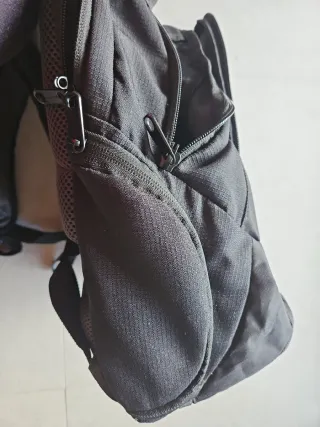 Mochila portátil acolchada negra
