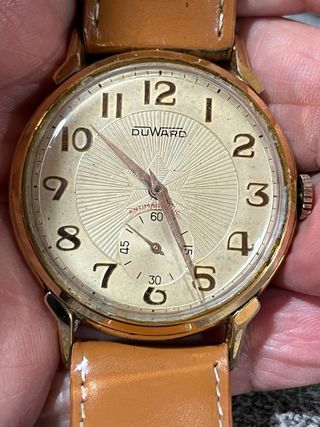 Reloj Duward Carga Manual Dorado