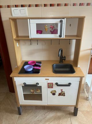 Cocinita de madera infantil Ikea + menaje