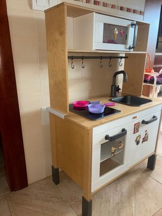 Cocinita de madera infantil Ikea + menaje