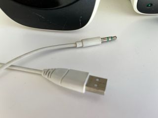 Altavoces USB Blancos y Negros