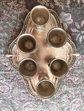 Conjunto de 6 chupitos y bandeja plateada