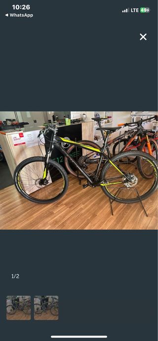 Bici de montaña Focus negra y amarilla