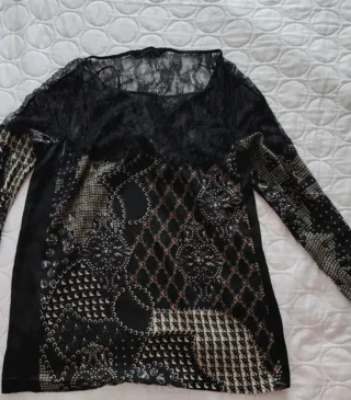 Blusa de encaje y estampado