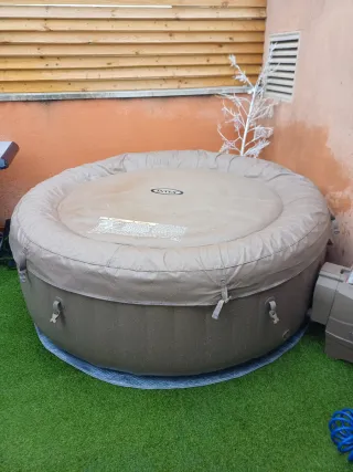 Jacuzzi inflable beige y marrón