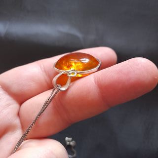 Collar Corazón Ámbar con Mosquito en Plata cadena