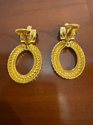 Pendientes vintage dorados con pedrería