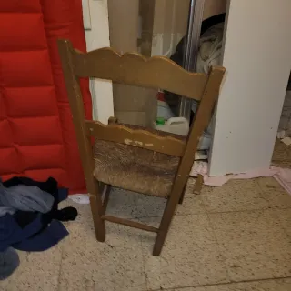 Silla de madera y mimbre