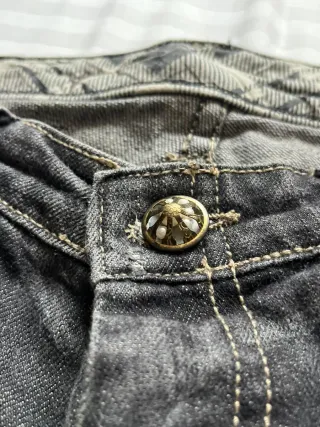 Pantalón vaquero recto negro desgastado