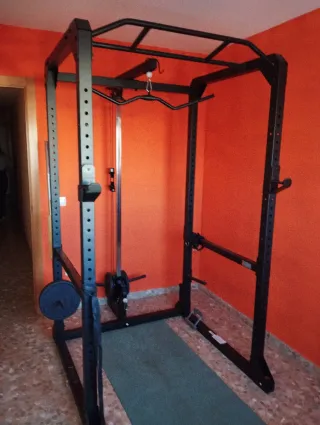 Rack de gimnasio con poleas