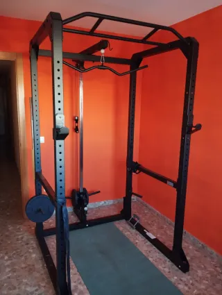 Rack de gimnasio con poleas