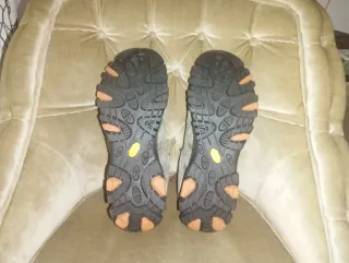 Zapatillas de montaña verde oliva y naranjas