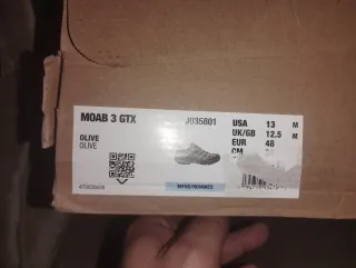 Zapatillas de montaña verde oliva y naranjas