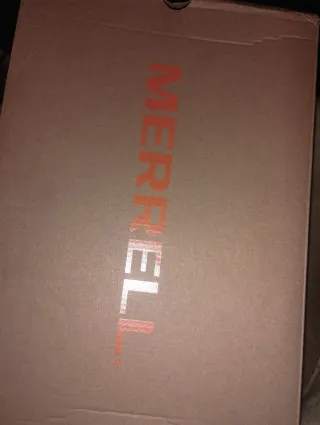 Zapatillas de montaña verde oliva y naranjas