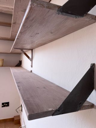 Estanterías de madera y metal