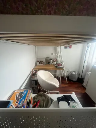 Litera Ikea con escritorio madera y silla blanca