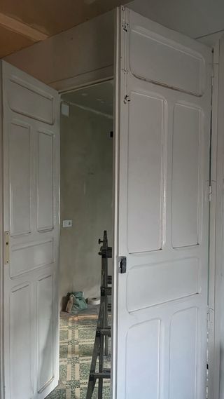 Marco y puerta de madera blanca