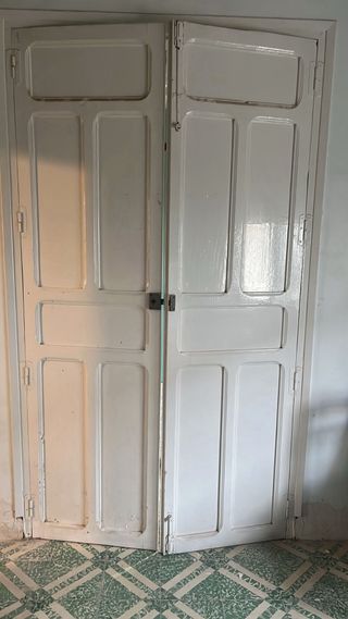 Marco y puerta de madera blanca