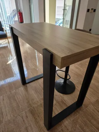 Mesa alta madera y metal moderna