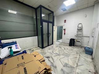 Local comercial en venta en El Juncal - Av. de la Paz en Sevilla