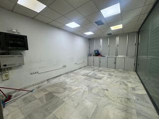 Local comercial en venta en El Juncal - Av. de la Paz en Sevilla