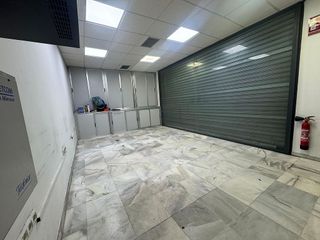 Local comercial en venta en El Juncal - Av. de la Paz en Sevilla