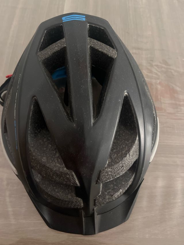 Casco de bicicleta negro