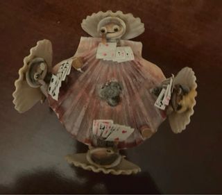 Scultura con conchiglie e carte da gioco