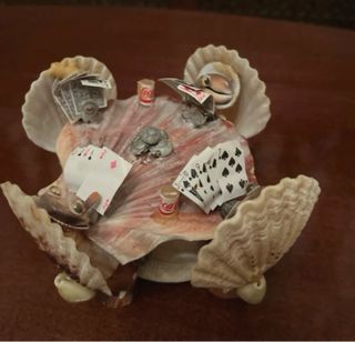 Scultura con conchiglie e carte da gioco