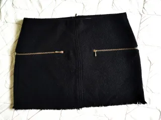 Falda negra con cremalleras doradas