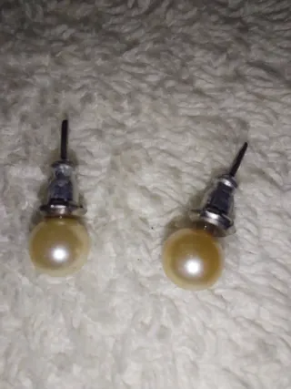 Pendientes perla dorados y blancos