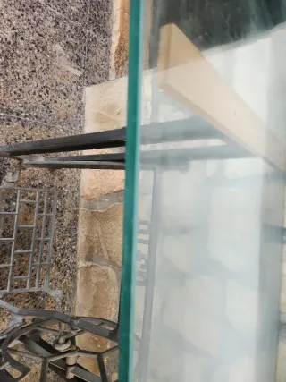 Mesa de cristal y metal. Patas de hierro fundido.