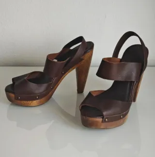 Sandalias de tacón de cuero marrón