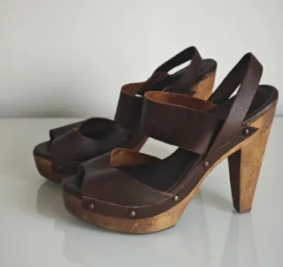 Sandalias de tacón de cuero marrón