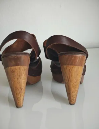 Sandalias de tacón de cuero marrón