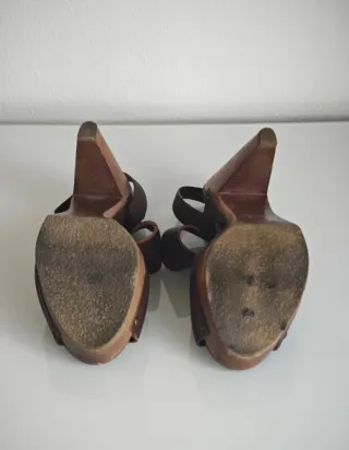 Sandalias de tacón de cuero marrón