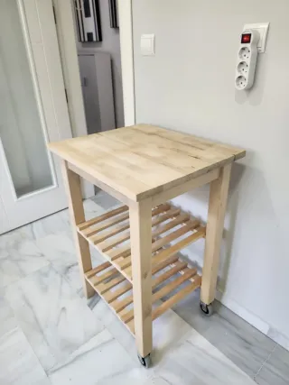 Mesa auxiliar IKEA de madera con ruedas