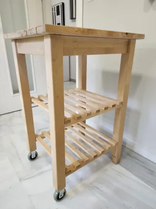 Mesa auxiliar IKEA de madera con ruedas