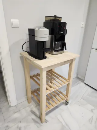 Mesa auxiliar IKEA de madera con ruedas