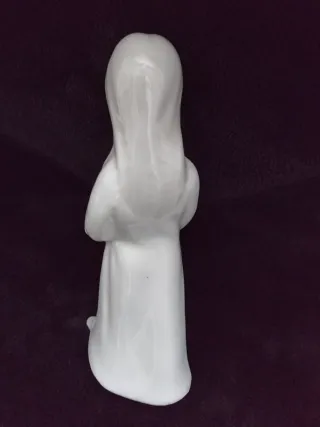 Figura antigua vintage niña leyendo libro.