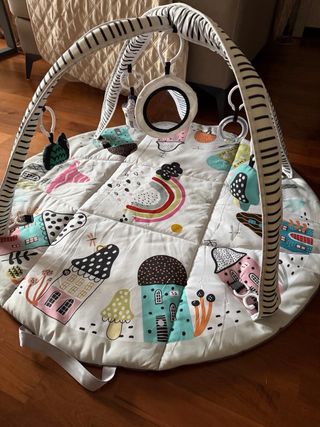 Gimnasio para bebé con arco y juguetes