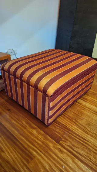 Puff rectangular de tela a rayas.