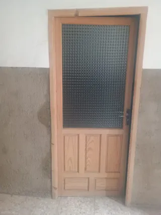 Puerta de madera virgen con marco