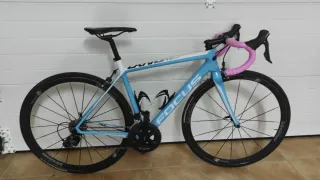 Bicicleta de carretera Focus azul y blanca