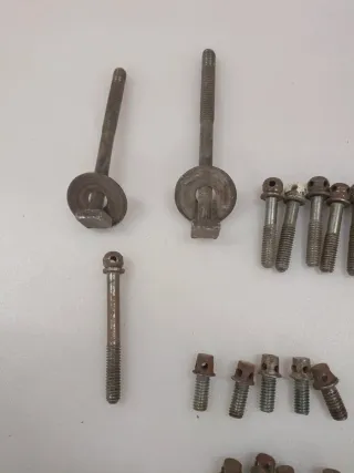 Tornillos cama antigua metal