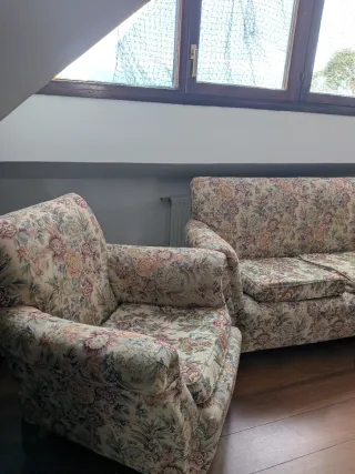 Sofá y 2 butacas de madera. Mullidos