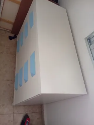 Cómoda infantil blanca y azul