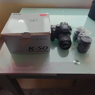 Cámara Pentax K-50 con objetivo 18-55mm