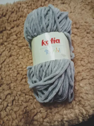 5 ovillos Katia Bambi n324 color gris claro