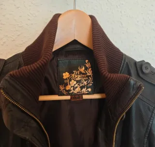 Chaqueta de piel marrón